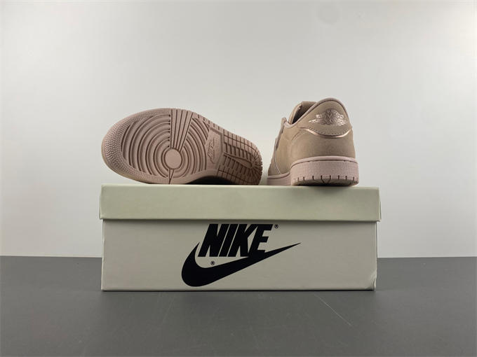 Travis Scott x Air Jordan 1 AO1935-204