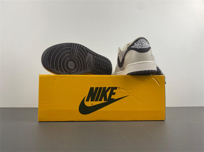 Travis Scott x Air Jordan 1 Low OG  LX1988-100