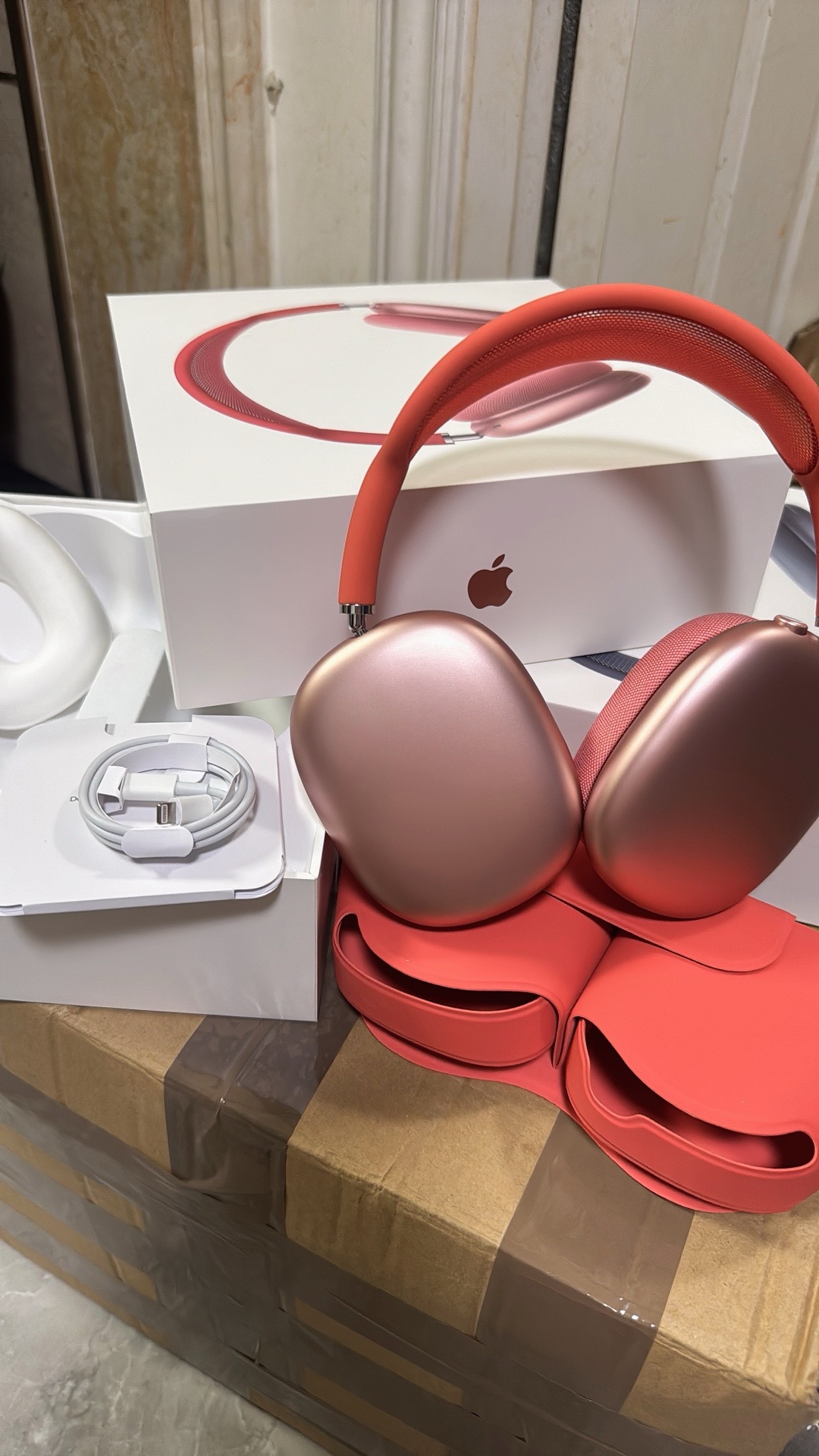 AirPods Max (red)