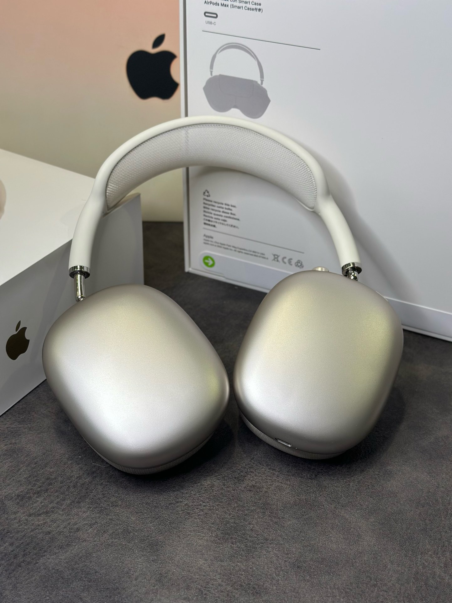 AirPods Max (white)