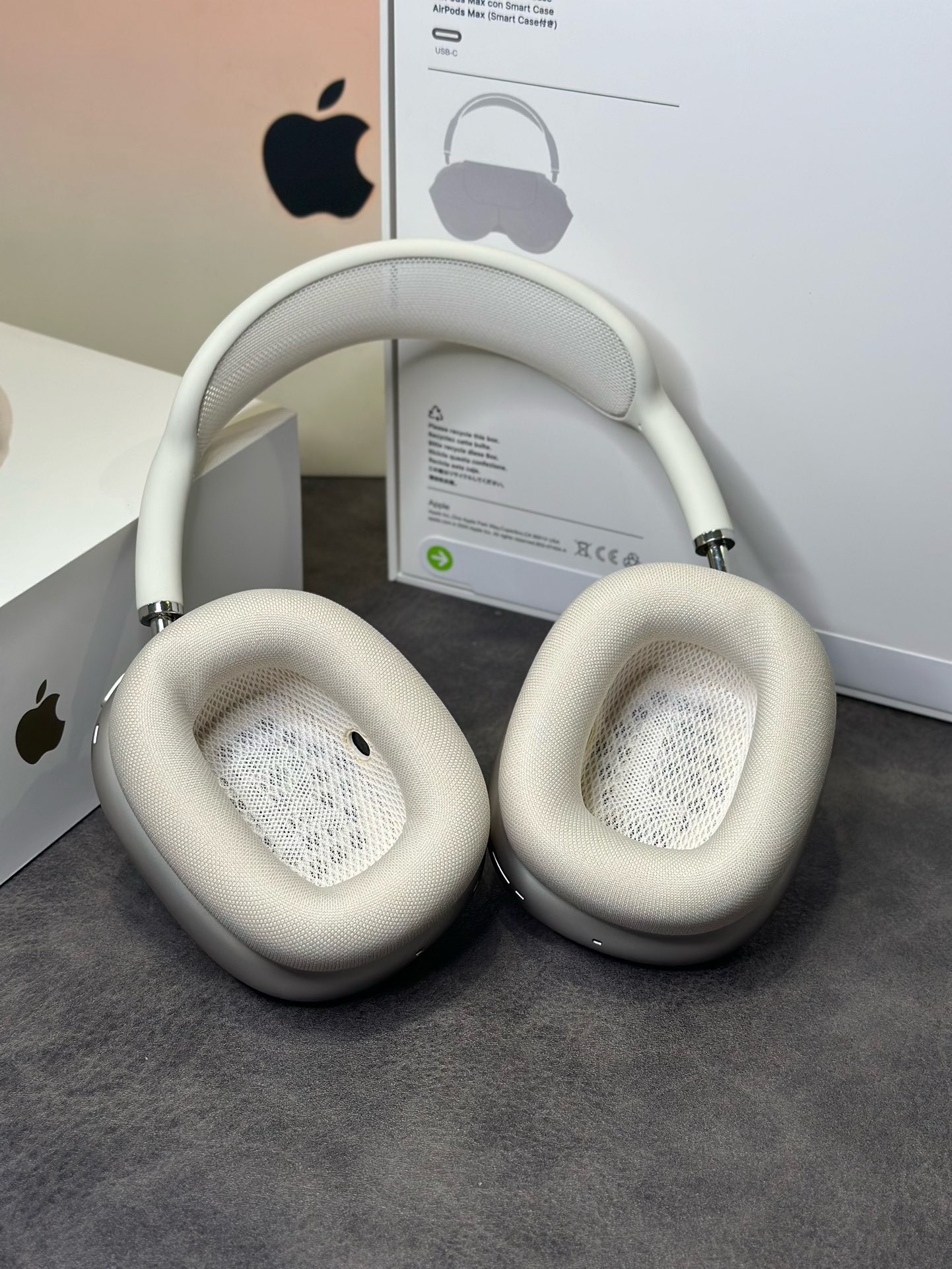 AirPods Max (white)