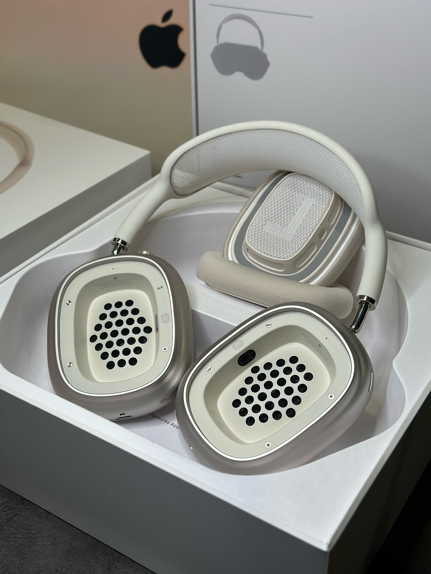 AirPods Max (white)