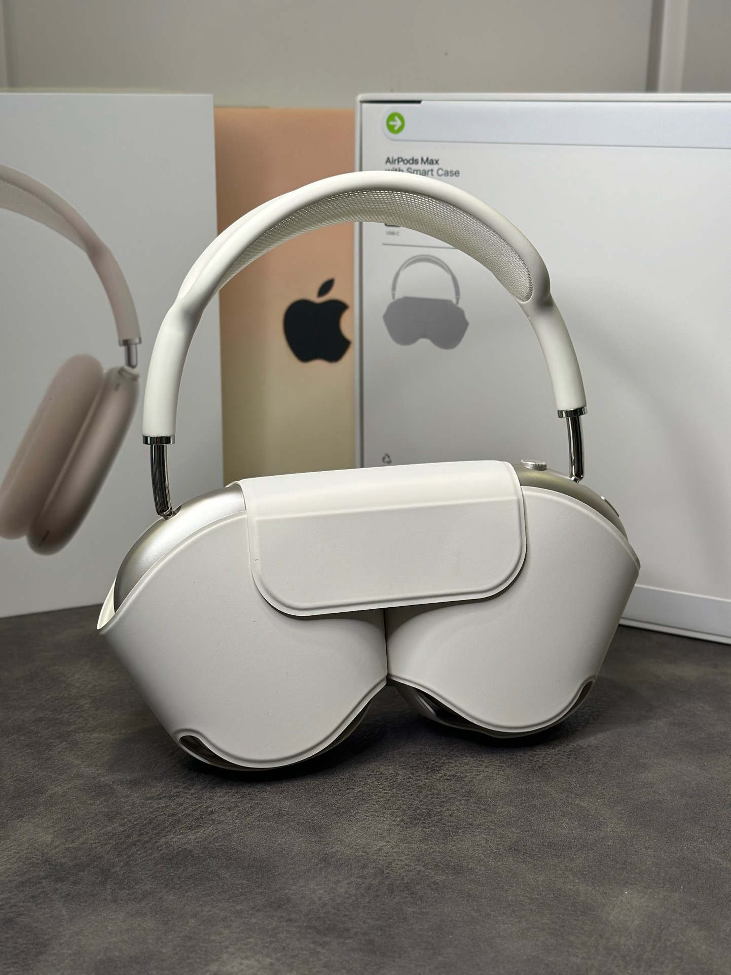 AirPods Max (white)
