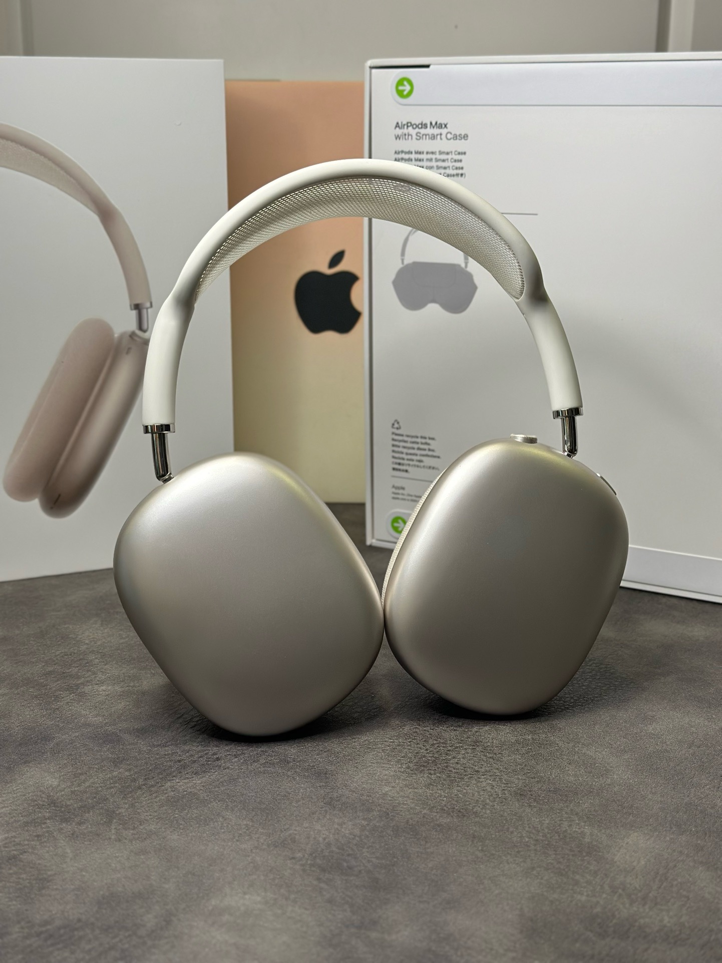 AirPods Max (white)