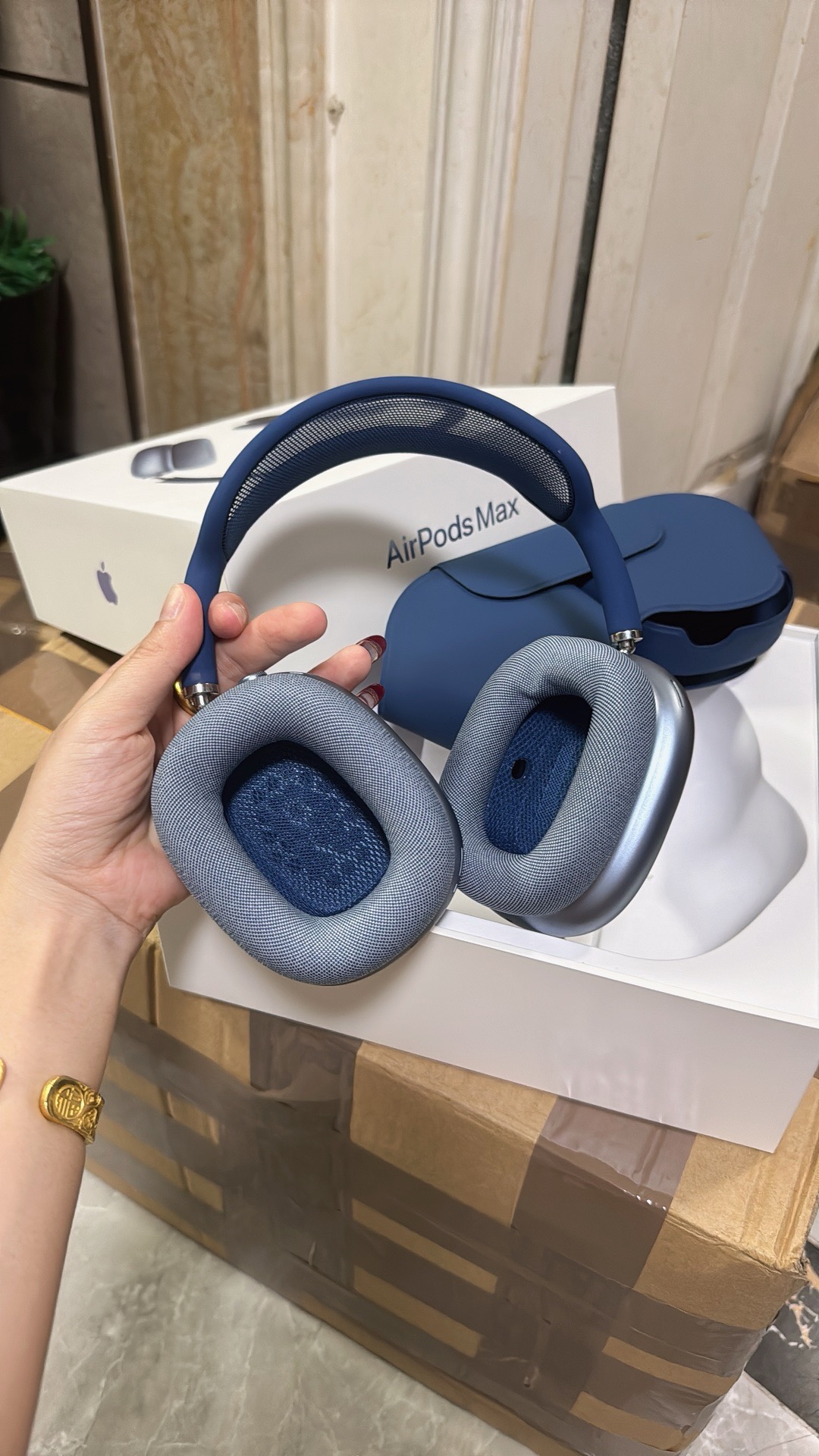 AirPods Max (blue)
