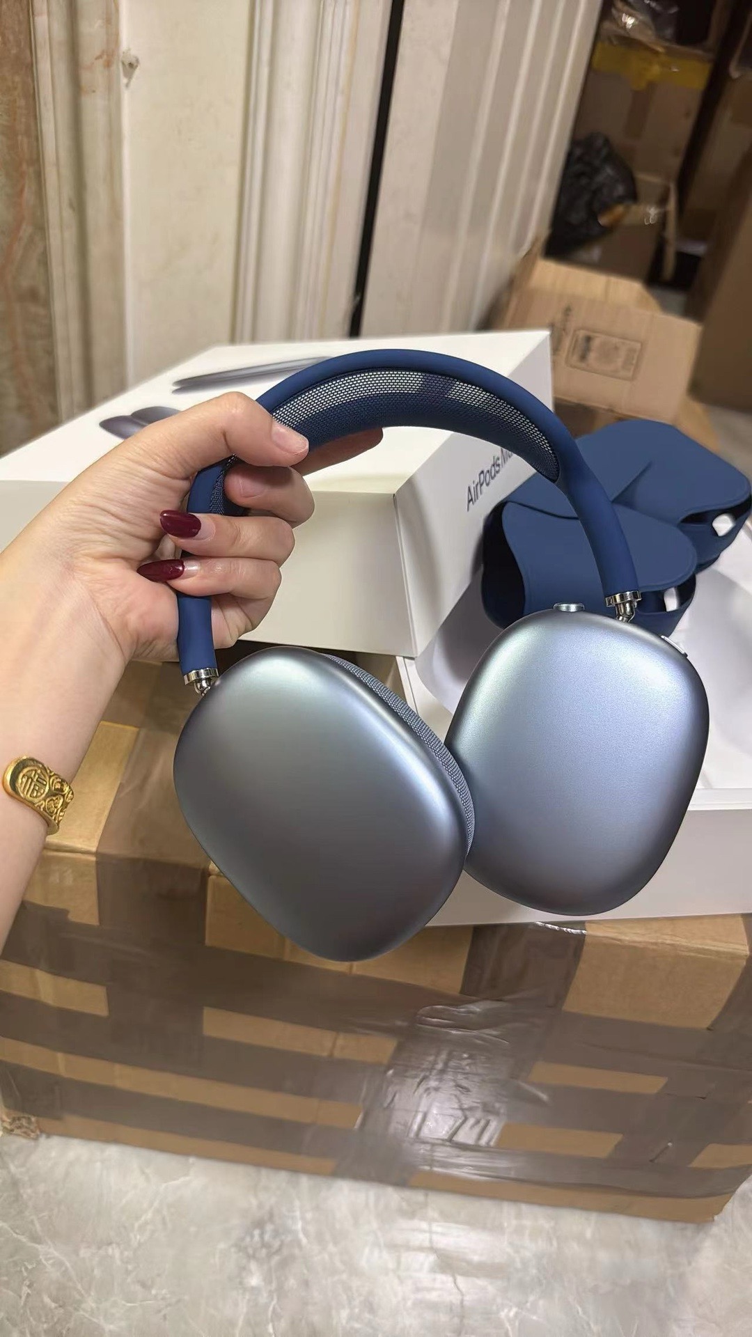 AirPods Max (blue)